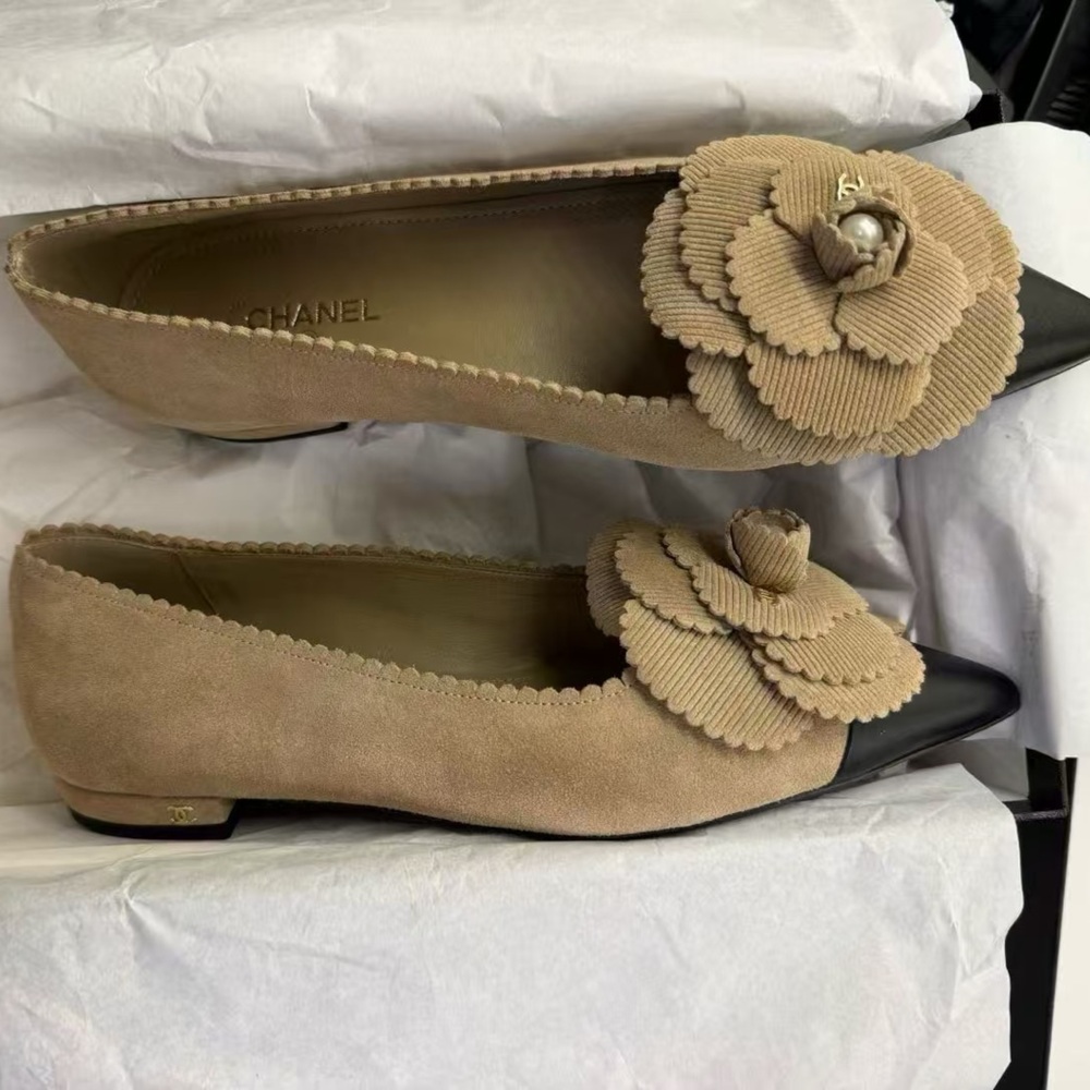 New in box CHANEL Flower Embellished Flats - Picture 2 of 2